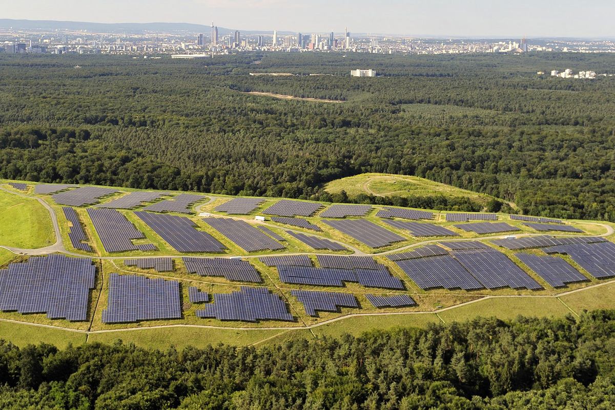 Der Solarpark Dreieich von oben mit Sicht auf die Frankfurter Skyline